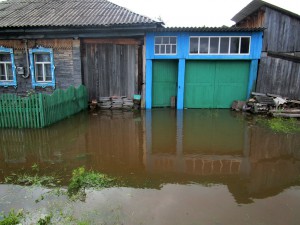 2015-08-28-4 дом наблюдателя гидрологического  поста 23.08 В Лобве уровень воды уже снизился на 70 см.изм