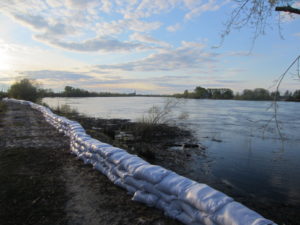 2016-05-12-2 река Тавда готовится к большой воде фото О. Шумель